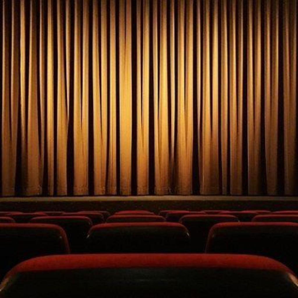 https://pixabay.com/de/photos/kino-vorhang-theater-film-4609877/